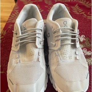 Women’s on cloud tennis shoes